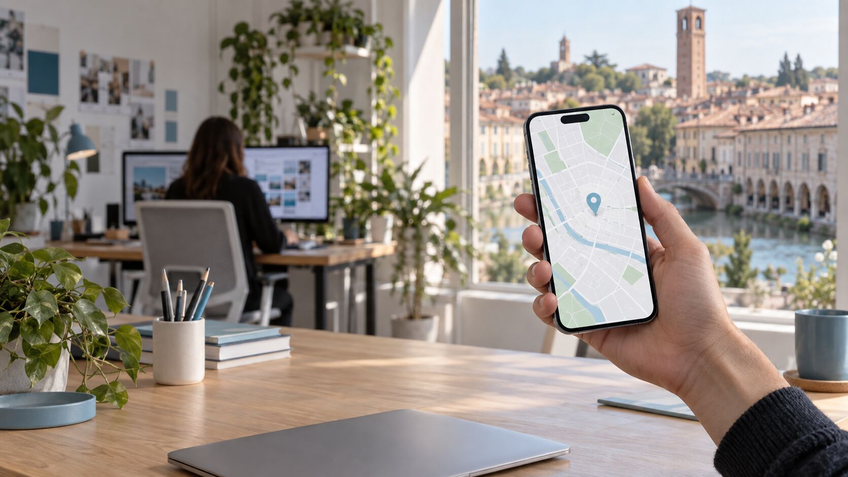 Mappa con indicatore di posizione su uno smartphone in uno studio
